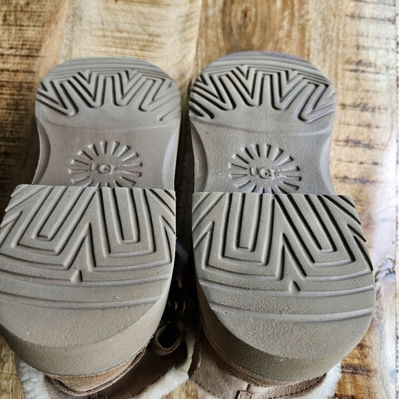 UGG Elisa Boots Women’s Brown Ankle Booties Sheepskin Suede Shearling Size 9.5M - Picture 10 of 13